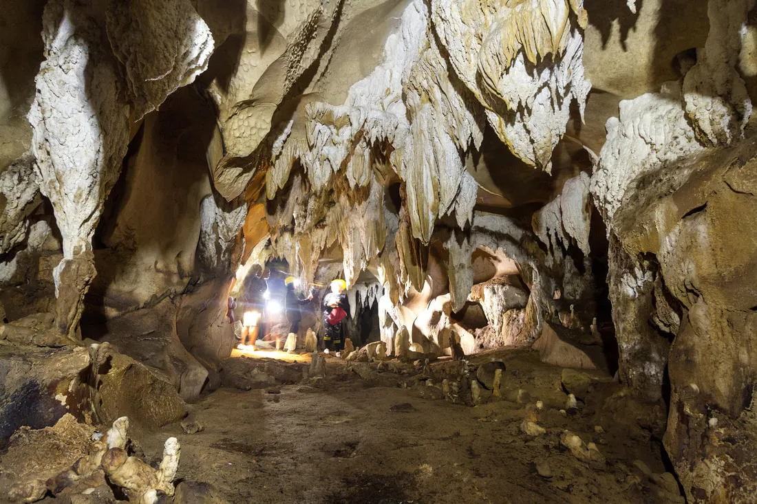 Inside Pungiton Cave, Sapulot